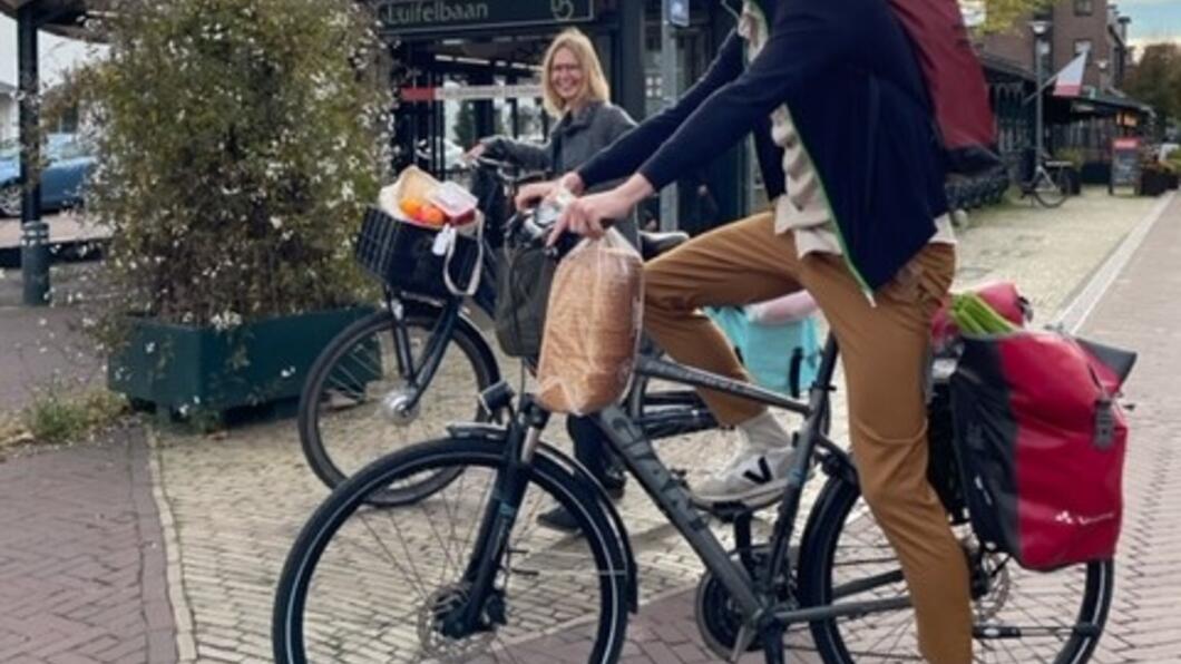 Fietsend boodschappen doen