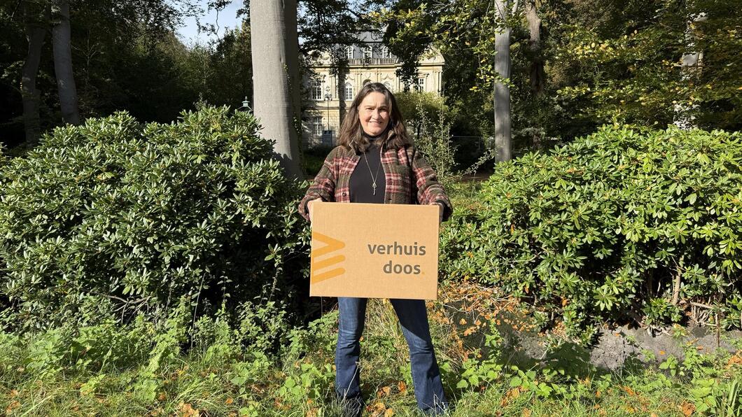 Raadslid Suzan Tirion-van der Goes voor het langdurig leegstaande Huize Ivicke
