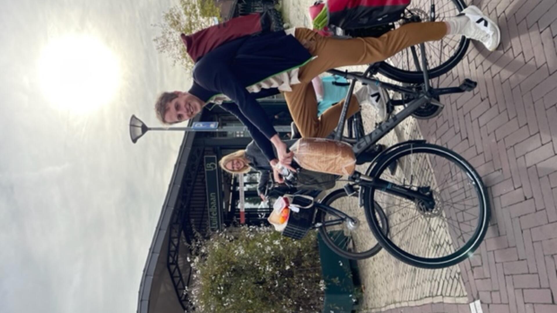 Sonja en Marcel fietsend boodschappen doen