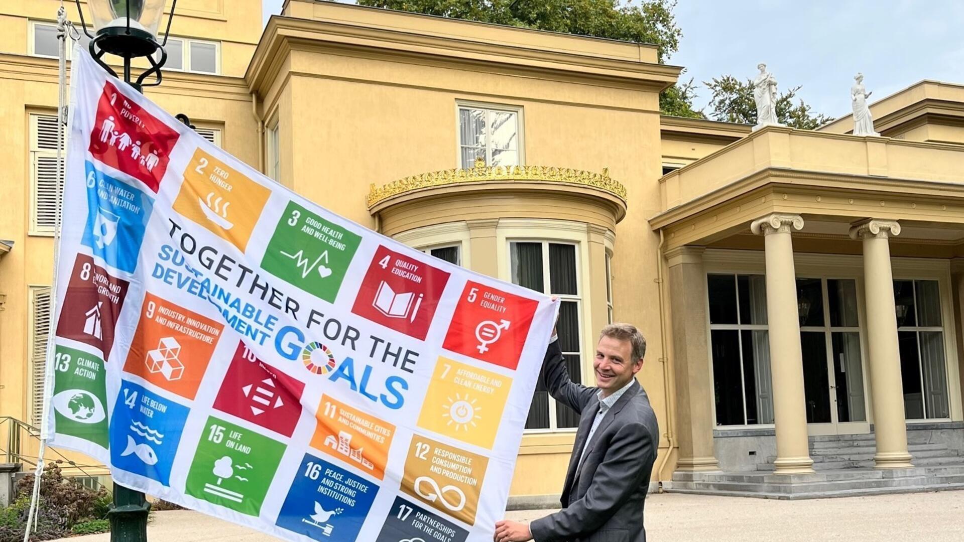 Wethouder van Sloten met SDG vlag 2022