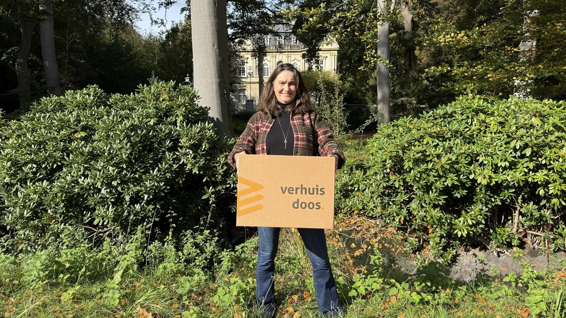 Raadslid Suzan Tirion-van der Goes voor het langdurig leegstaande Huize Ivicke